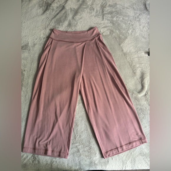 Lululemon wide leg crop - Picture 1 of 4